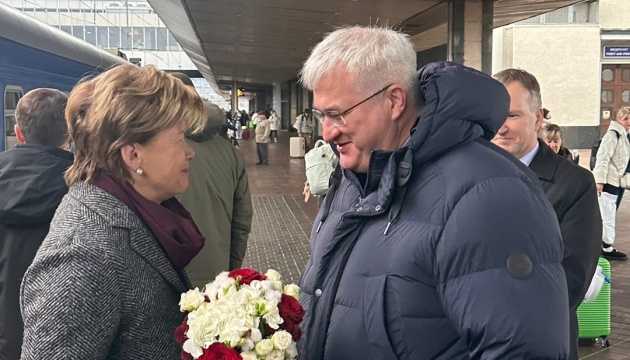 "До Києва прибула міністр закордонних справ Латвії для обговорення поточної ситуації в Україні та посилення двосторонньої співпраці".