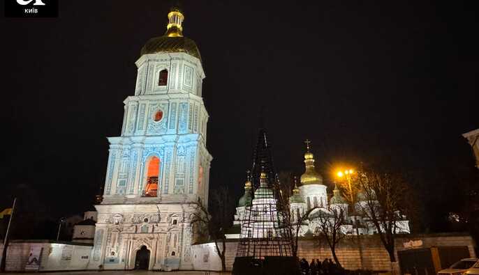 Новорічна ялинка на Софійській площі Києва: початок встановлення — фотографії