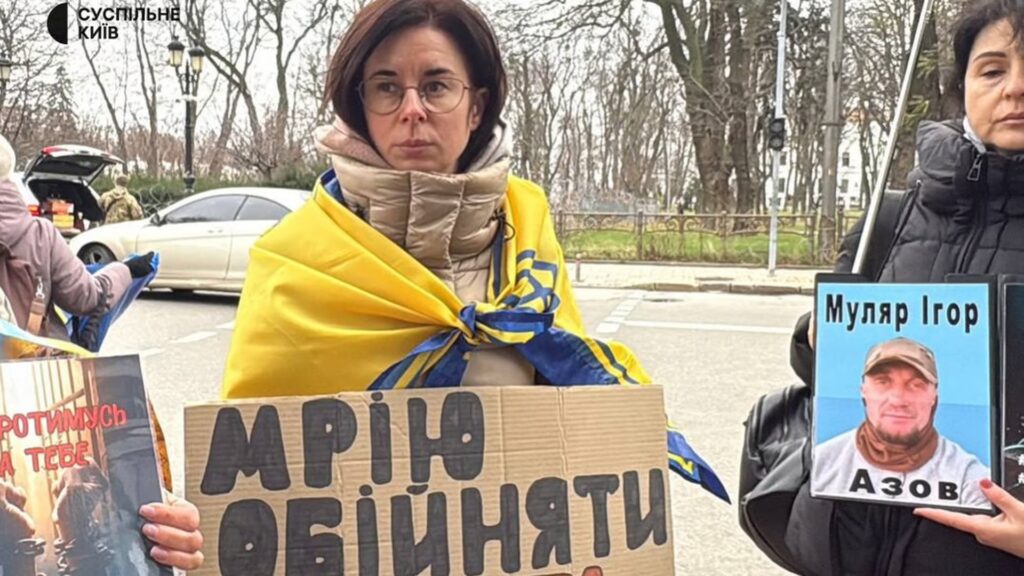 "«Без тата немає сім'ї»: у Києві нагадали про полонених Маріуполя - акція на підтримку родин бійців, що досі перебувають у російському полоні".