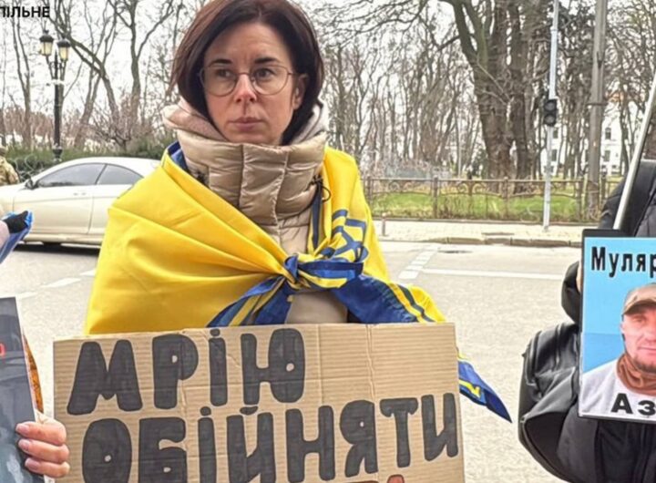 "«Без тата немає сім'ї»: у Києві нагадали про полонених Маріуполя - акція на підтримку родин бійців, що досі перебувають у російському полоні".