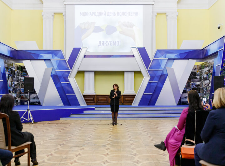 Київ вшанував героїв волонтерського руху: понад 80 активістів, благодійних фондів і організацій відзначені подяками та нагородами (+фото)