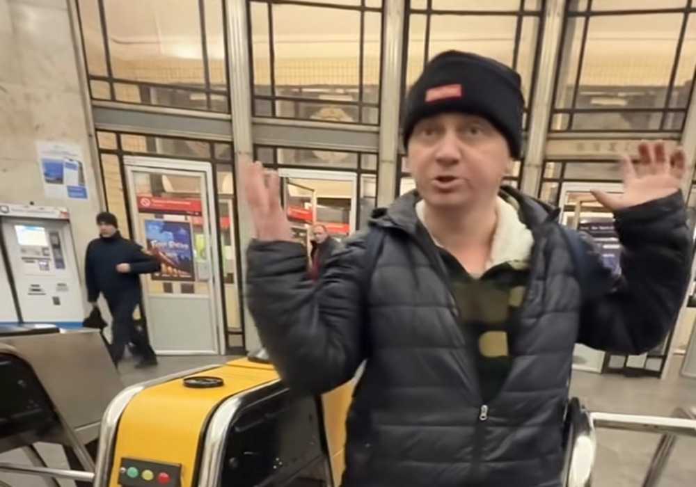 «Можна я його вдарю?»: футболіст «Десни» захистив поліцейську від п'яного чоловіка у київському метро