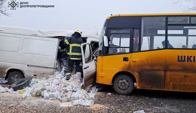 "На Дніпропетровщині шкільний автобус зіткнувся з автівкою, унаслідок чого двоє людей загинули та семеро отримали поранення".