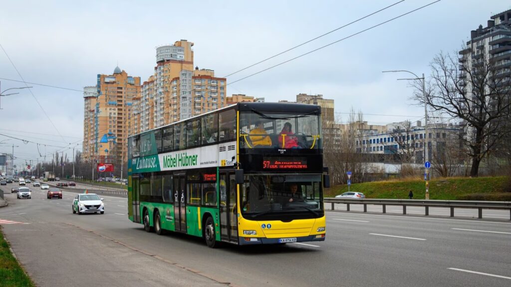 "На маршрут №57 у Києві вийшов четвертий двоповерховий автобус: це останній крок у модернізації громадського транспорту столиці".
