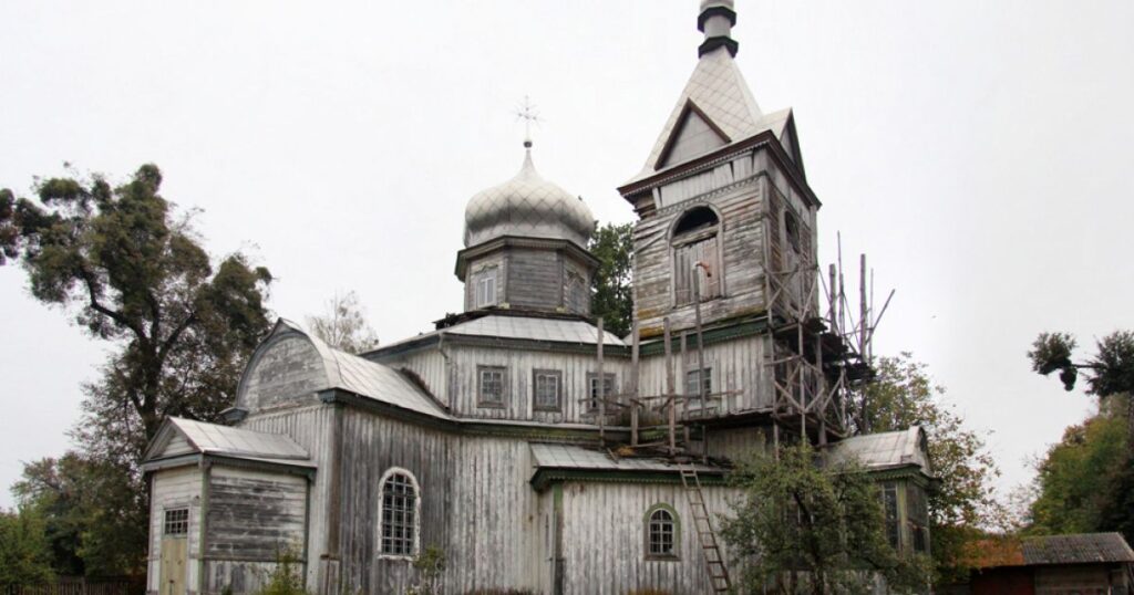 "Перлина дерев'яної архітектури під загрозою: храм у Коленцях на Київщині може не пережити зиму через руйнівні погодні умови".