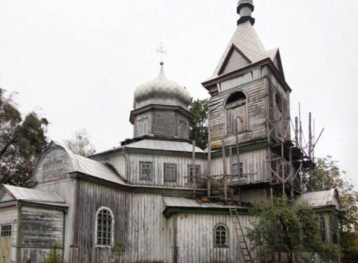 "Перлина дерев'яної архітектури під загрозою: храм у Коленцях на Київщині може не пережити зиму через руйнівні погодні умови".