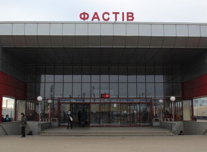 Серія вибухів у Фастові: повідомляють про влучання, пошкоджено залізничний вокзал