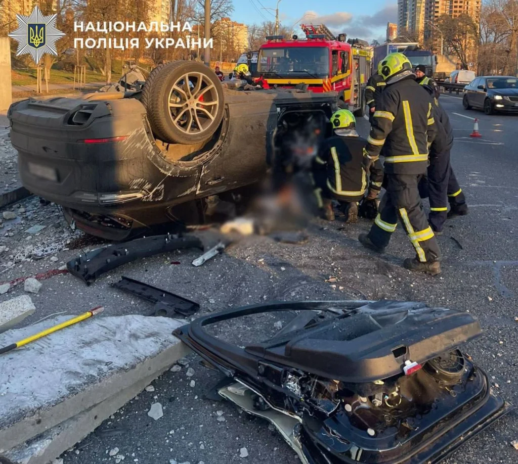 Трагедія на дорогах Києва: водій Porsche на шаленій швидкості врізався в бетонну огорожу, загинувши на місці