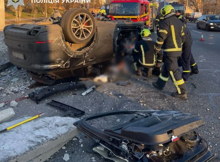 Трагедія на дорогах Києва: водій Porsche на шаленій швидкості врізався в бетонну огорожу, загинувши на місці