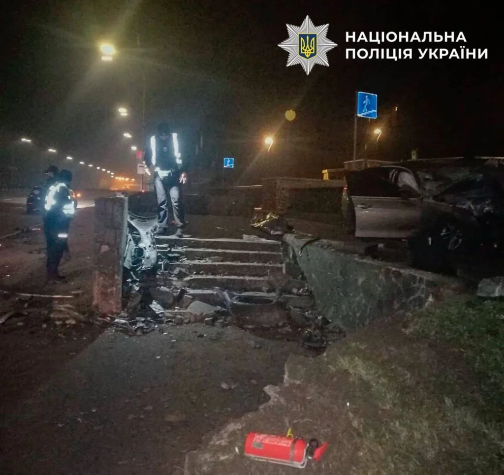 Трагедія на столичних вулицях: 18-річний водій BMW загинув, врізавшись у парапет підземного переходу в центрі Києва