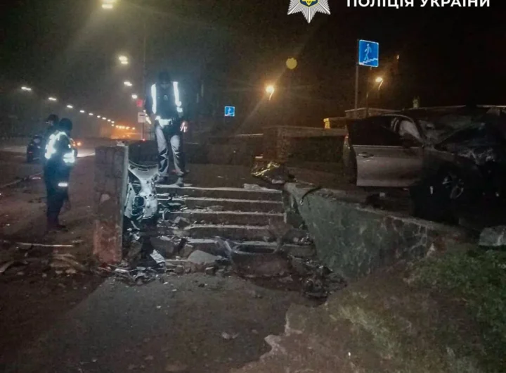 Трагедія на столичних вулицях: 18-річний водій BMW загинув, врізавшись у парапет підземного переходу в центрі Києва
