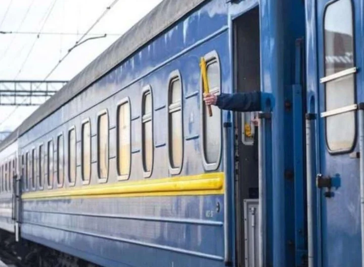 У Києві запустять тестові шатли між Дарницею та Видубичами у пікові години, забезпечуючи швидке та комфортне сполучення для пасажирів.