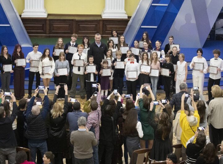 Віталій Кличко нагородив переможців щорічного міського конкурсу «Мистецькі горизонти» – талановитих дітей, які вразили своїми творчими досягненнями.
