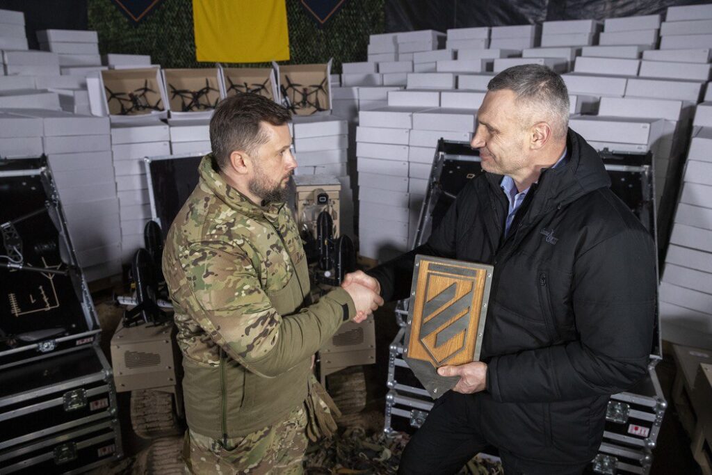 Віталій Кличко передав від громади Києва на фронт понад 10 000 безпілотних літальних апаратів різних типів і 20 наземних роботизованих комплексів