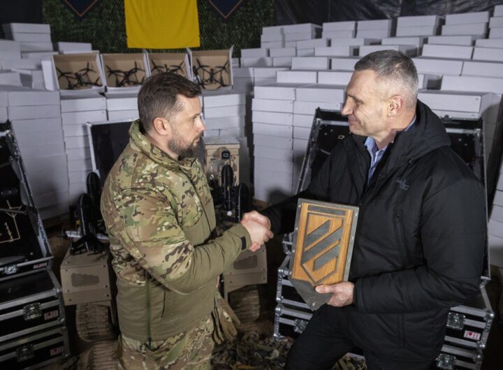 Віталій Кличко передав від громади Києва на фронт понад 10 000 безпілотних літальних апаратів різних типів і 20 наземних роботизованих комплексів