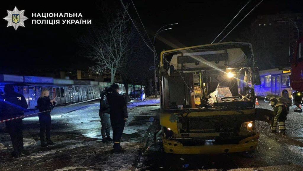 Вибух автобуса в Києві: поліція розслідує обставини інциденту, постраждалих доставлено до лікарні