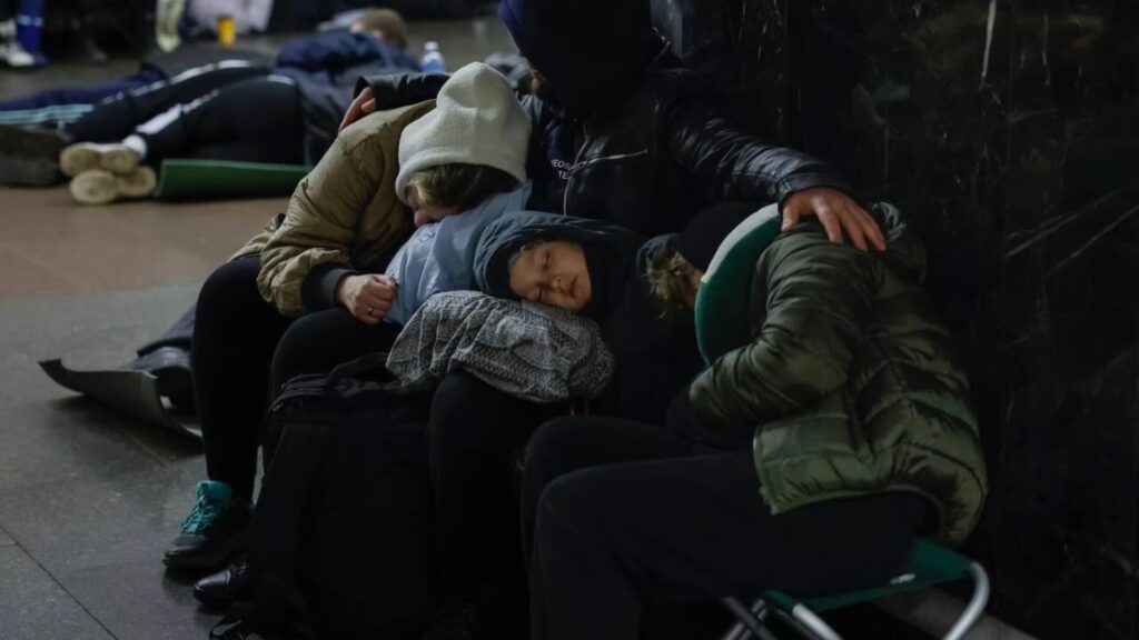 Заборона на сон у метро під час руху потягів: Київська влада вводить нові правила для пасажирів