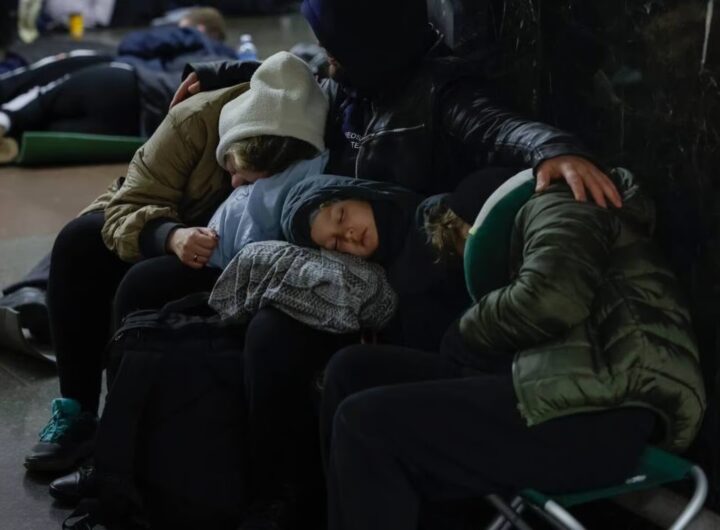 Заборона на сон у метро під час руху потягів: Київська влада вводить нові правила для пасажирів