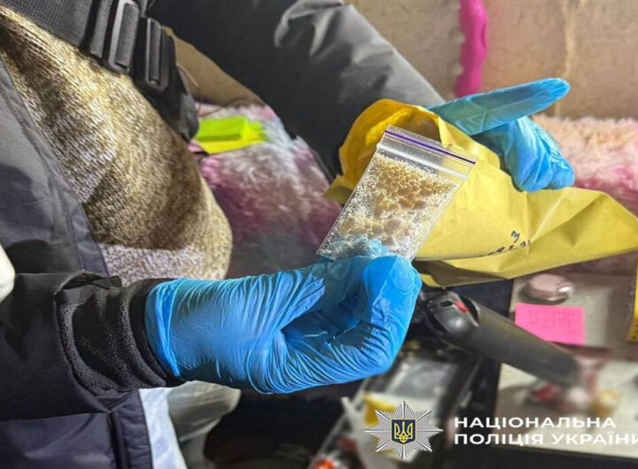 Жінка у Києві підозрюється в розсилці психотропних речовин поштою