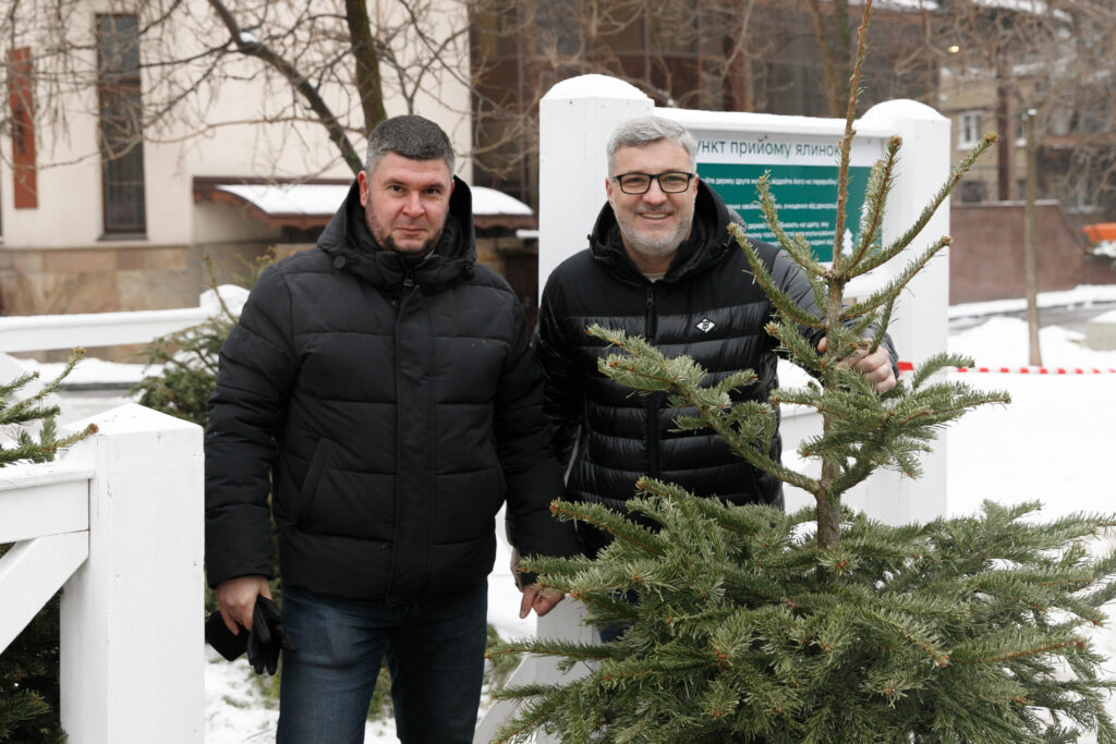 Екологічна ініціатива в дії: Київ представляє повний цикл утилізації новорічних дерев, демонструючи відповідальне ставлення до навколишнього середовища.