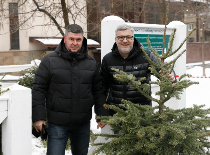 Екологічна ініціатива в дії: Київ представляє повний цикл утилізації новорічних дерев, демонструючи відповідальне ставлення до навколишнього середовища.
