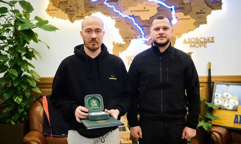 Героїчний вчинок журналіста Мар'яна Кушніра: він виніс 4-річну дитину з палаючої квартири на Київщині після удару дрона