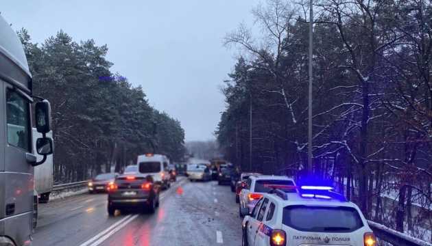 Масштабна ДТП у Києві: 13 автомобілів зіткнулися на одній з магістралей столиці, постраждалих доправлено до лікарні