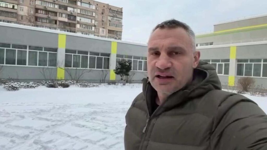 На Троєщині 600 будинків без тепла й світла: місця, де можна зігрітися та отримати допомогу