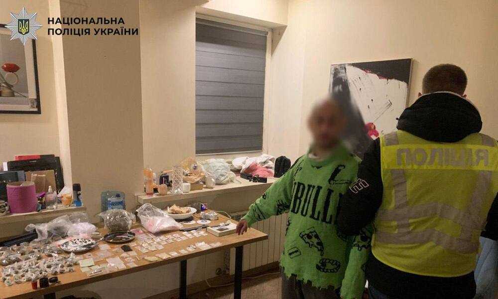 Новорічна ялинка з психотропів і кілограм канабісу: у Києві затримали наркоторговця