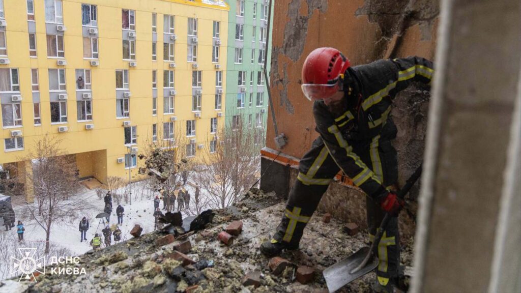 Рятувальники ліквідували наслідки ворожого обстрілу Києва: столиця повертається до мирного життя