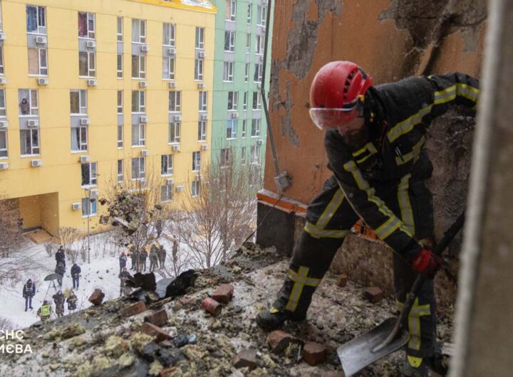 Рятувальники ліквідували наслідки ворожого обстрілу Києва: столиця повертається до мирного життя