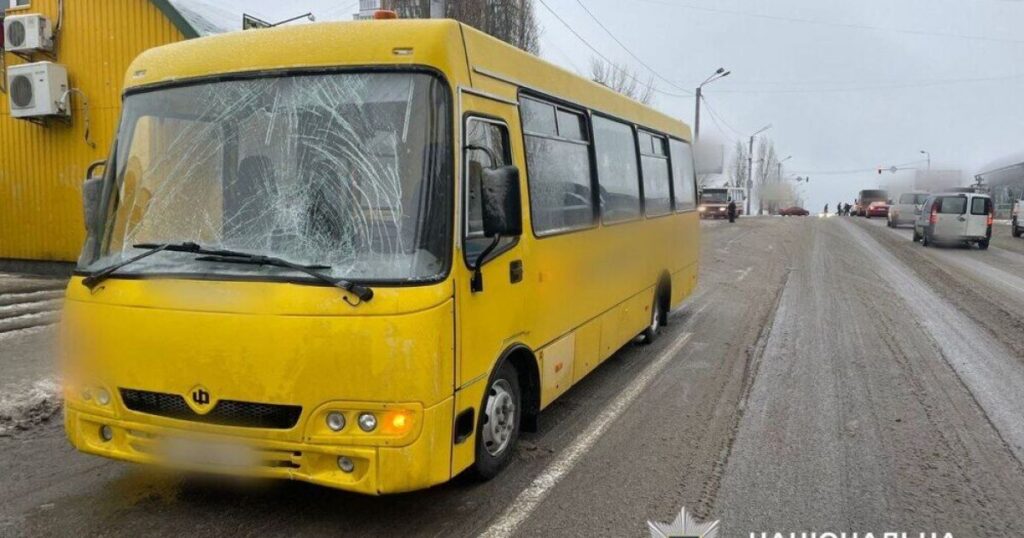 "Трагічний інцидент на Київщині: автобус смертельно травмував пішохода, який переходив дорогу поза пішохідним переходом".