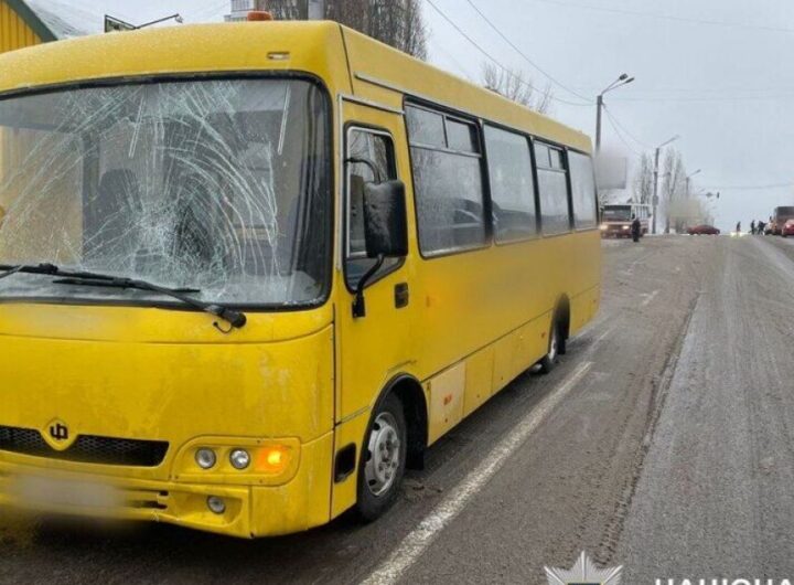 "Трагічний інцидент на Київщині: автобус смертельно травмував пішохода, який переходив дорогу поза пішохідним переходом".
