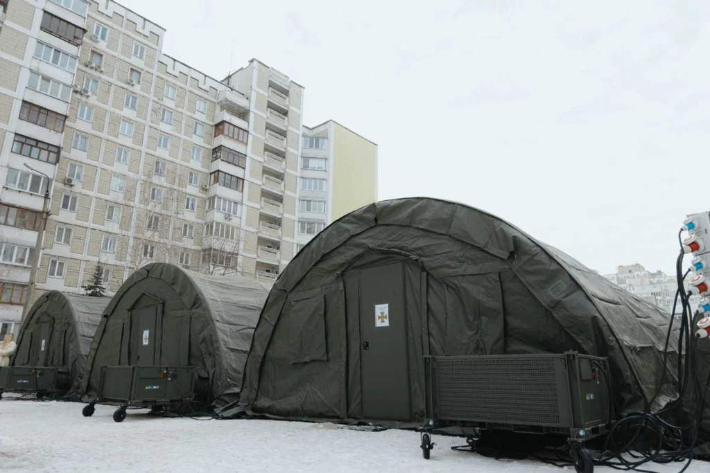Троєщинські наметові містечка: Укриття від холоду та темряви на київській околиці