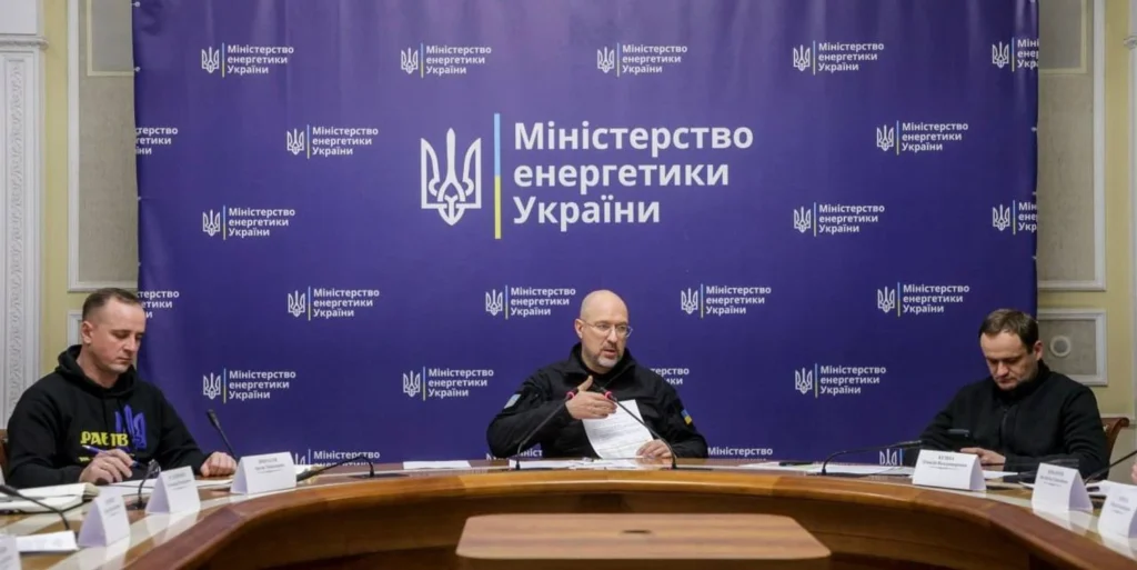 У столиці розпочали роботу додаткові бригади енергетиків для відновлення світла - Шмигаль оголосив про термінові заходи