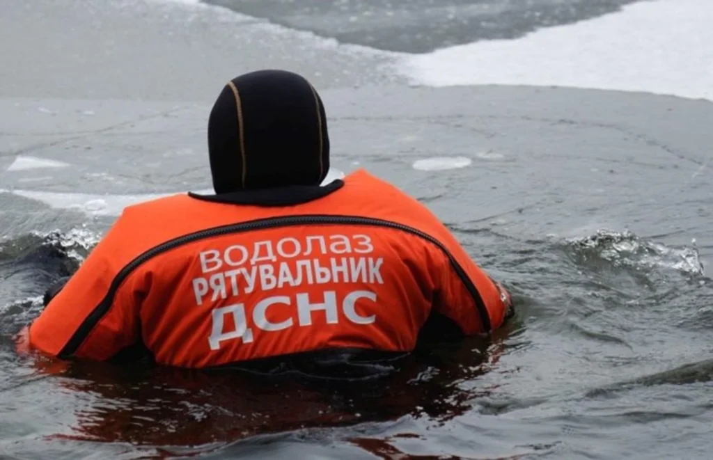 Водолази ДСНС у лютий мороз провели рятувальну операцію на підтопленій столичній ТЕЦ