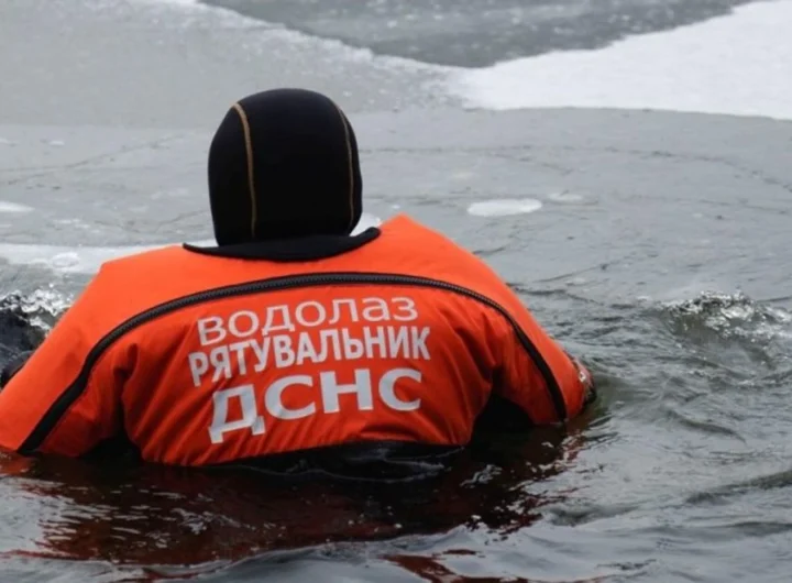 Водолази ДСНС у лютий мороз провели рятувальну операцію на підтопленій столичній ТЕЦ