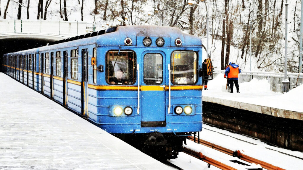 Зелену лінію метро розділили навпіл: наслідки обстрілу паралізували рух на важливій транспортній артерії міста