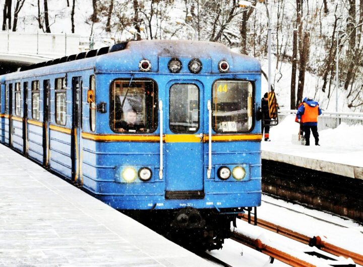 Зелену лінію метро розділили навпіл: наслідки обстрілу паралізували рух на важливій транспортній артерії міста