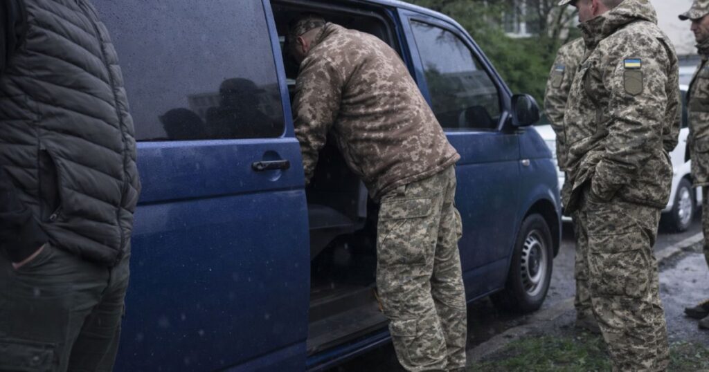 Бив ногами та монтував ролики: ДБР затримало офіцера ТЦК на Київщині за знущання з чоловіків