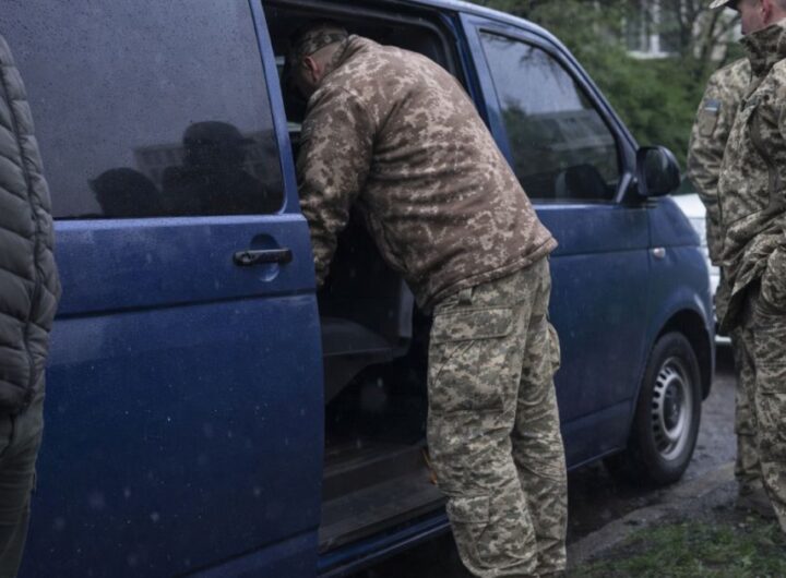 Бив ногами та монтував ролики: ДБР затримало офіцера ТЦК на Київщині за знущання з чоловіків