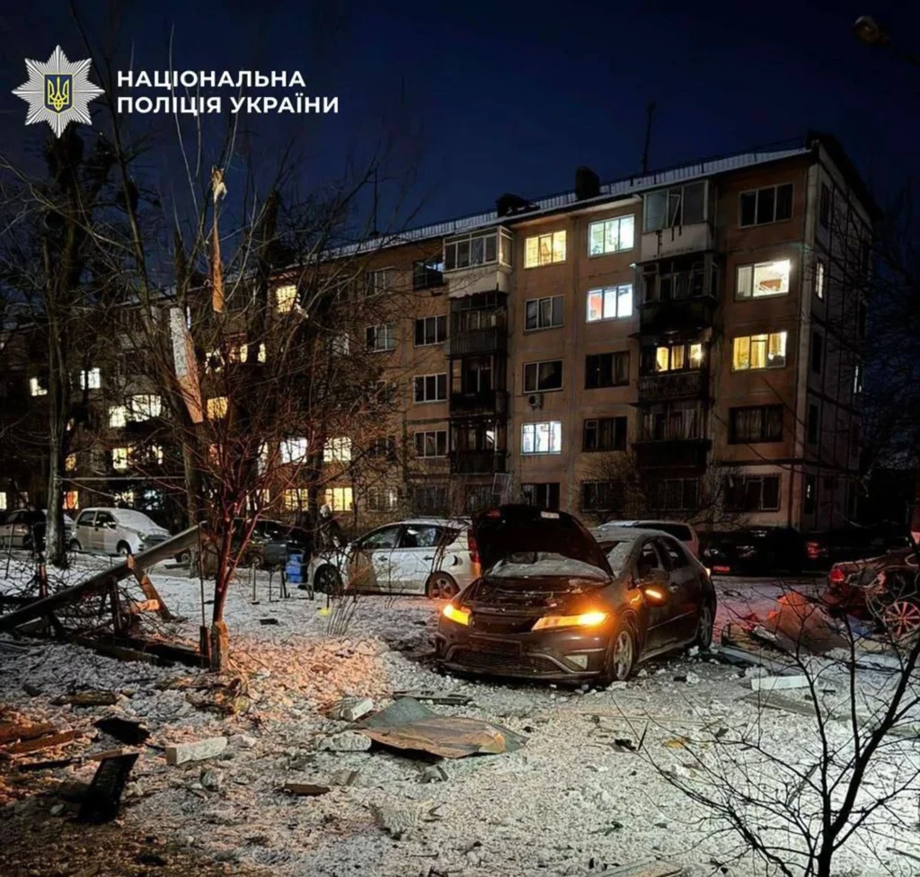 Кількість постраждалих внаслідок російського ракетного удару по Києву збільшилася до п'яти осіб, повідомили в місцевих органах влади.