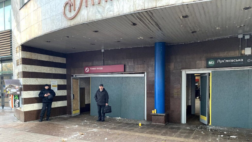 Пасажири метро «Лукянівська» досі ходять повз автівки: другий вихід не працює після обстрілів