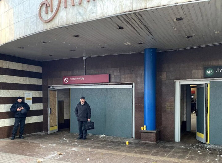 Пасажири метро «Лукянівська» досі ходять повз автівки: другий вихід не працює після обстрілів