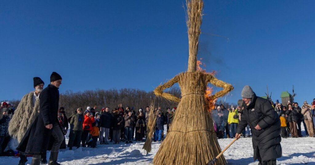 Прощання із зимою у Пирогові: Масниця з обрядами, піснями та величним вогнищем - ФОТО