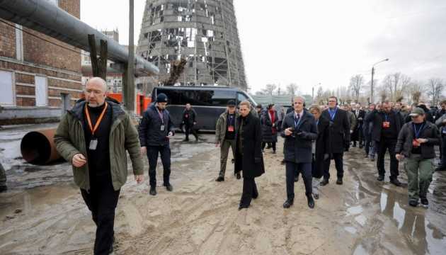 "Шмигаль демонструє європейським партнерам руйнівні наслідки ракетного удару по київській ТЕЦ: заклик до міжнародної підтримки".