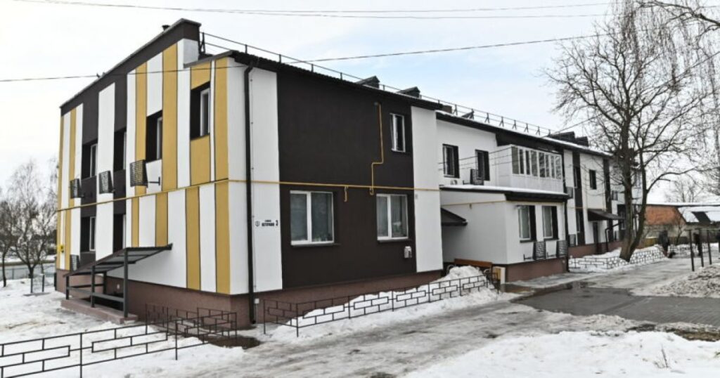 Сонячні дахи і нові двори: у Бородянці здано чергові відновлені будинки після руйнівних наслідків війни