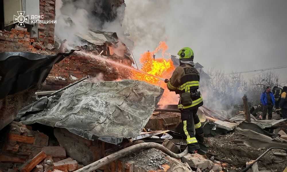 Трагічні наслідки ворожої атаки на Київщині: 1 загиблий, 15 постраждалих, 5 у лікарні