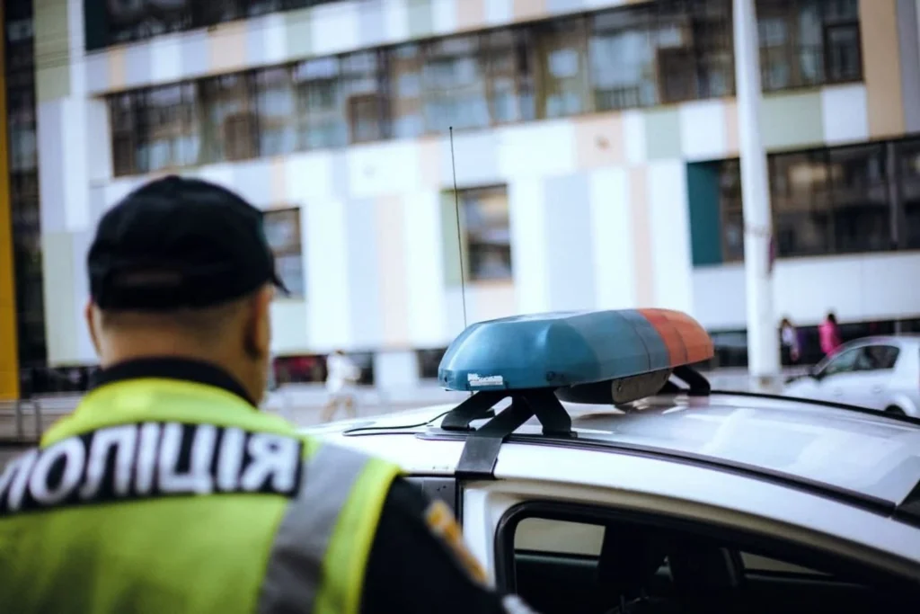 У Києві водій на Mazda наїхав на поліцейське авто та втік, його зупинили стріляниною - патрульні