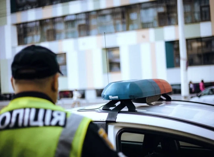 У Києві водій на Mazda наїхав на поліцейське авто та втік, його зупинили стріляниною - патрульні